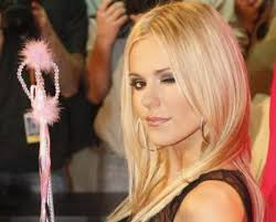 15 lutego 1984), zawodowo znana jako doda , to polska piosenkarka, aktorka, producentka i osobowość telewizyjna. Doda I Jej Sposob Na Figure Doda Dorota Rabczewska Lekkoatletyka Fit