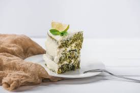 So steht der bananenkuchen mit weißer schokolade pünktlich zum nachmittagssnack bereit. Stuck Weisser Kuchen Verziert Mit Limettenscheibe Und Minzblattern Mit Gabel Auf Untertasse Isoliert Auf Weisser Lizenzfreies Foto Und Stockbild