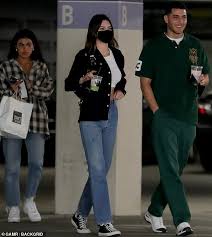 While there, the two took many pics together and kylie. Freedomroo Kendall Jenner Bares Her Enviable Abs As She Struts Her Stuff During La Outing With Pal Fai Khadra Australiannewsreview