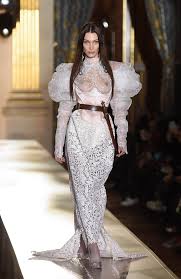 World's first vivienne westwood shoe exhibition | my fashion life. Bella Hadid Schliesst Die Vivienne Westwood Show Als Dolch Schwingende Braut Vogue Germany