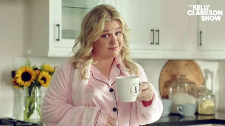 Kelly Clarkson covered Dolly Parton's '9 to 5' and it's darned amazing -  Smooth