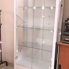 Namun, memiliki lemari berbahan kaca di rumah juga agak sedikit beresiko, apalagi pemilik rumah memiliki anak yang masih kecil. Jual Lemari Pajangan Lemari Hias Lemari Kaca Minimalis Full Putih Kab Tangerang Berkat Abadi Furniture Tokopedia