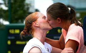 Serviciul de scoruri și rezultate live din wta wimbledon dublu este în timp real și se actualizează live. PremierÄ In Tenis Se Cunosc Deja CaÈtigÄtoarele La Dublu Wimbledon Cu SÄptÄmani Inaintea Finalei Ziarul National