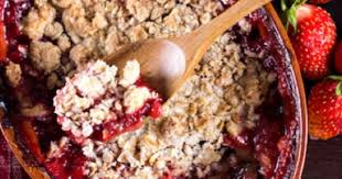 Voyez La Vie En Rouge Avec Ce Crumble Aux Fraises Et A La Rhubarbe En 2020 Recette Crumble Recettes De Cuisine Croustade Aux Fruits