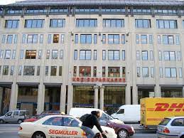 Sendlinger tor (ligger ved sendlinger str 49) ligger i den sørlige enden av sendlingerstrasse, den i 1318 ble sendlinger tor først nevnt som utgangspunkt for veien til italia, men var sannsynligvis. Kreissparkasse Munchen Starnberg Sendlinger Tor Platz Altstadt 80331 Munchen Bank Sparkasse Willkommen