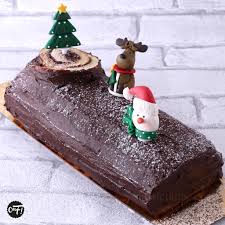 A feu moyen, cassez le chocolat dans la casserole, ajoutez le sucre et remuez jusqu 'à ce que la crème soit épaisse. La Buche Roulee Traditionnelle A La Creme Au Beurre