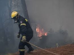 Σε ύφεση βρίσκεται, σύμφωνα με νεότερη ενημέρωση από την πυροσβεστική, η πυρκαγιά που εκδηλώθηκε το μεσημέρι κοντά σε κατοικημένη περιοχή, στον αγιο νικόλαο, στη σαλαμίνα. Sf6kboz9a6bdom