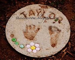Garden Stepping Stones For Mother S Day Garden Stepping Stones Stepping Stones Homemade Stepping Stones