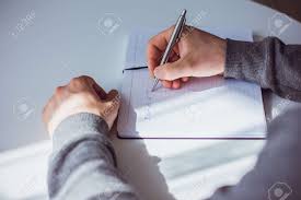 Uma Imagem Da Mão De Um Homem Escrevendo A Frase "Eu Posso Fazer Isso!" Em  Um Bloco De Notas Com Uma Caneta Esferográfica. O Homem Está Sentado Em Uma  Mesa Branca E
