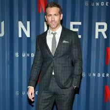 Ryan Reynolds Ofrece Una Recompensa De 5 000 Dolares Para Encontrar El Oso De Peluche De Una Desconocida En 2020 Ryan Reynolds Justin Trudeau Celebridades