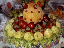 Dovizia, precisione, amore, pazienza, estro, fantasia, frutta. Composizioni Di Natale Con Frutta Albero E Tavola Nei Colori Della Natura