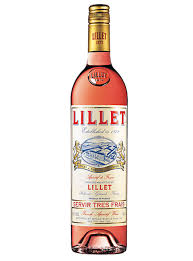 Den lillet hugo mit einem minzezweig und limettenviertel garniert servieren. Lillet Rose Essen Und Trinken
