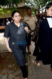 Jako syn vipina reshammiyi, gudżarackiego kompozytora i madhu reshammiya. Himesh Reshammiya And His Wife Snapped In Family Court Komal Images Bollywood Hungama