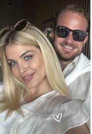 Afrona Dika publishes photos with her new partner for the first time