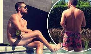 Stephen Amell naked while relaxing poolside in Palm Springs | Daily Mail  Online