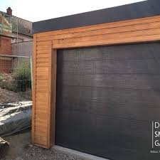 Attika Und Tor In Gleichem Ral Farbton Torstiel Und Sturz Verkleidet Mit Larchenholz Garagenbau Larchenholz Fassade