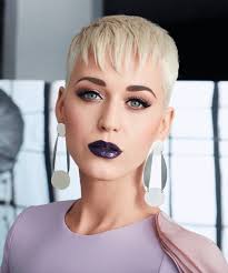 La première chose que la plupart des femmes de plus de cinquante ont tendance à faire est de couper leurs cheveux et la couleur une teinte plus foncée pour. 1001 Idees Pour Etre Au Top De La Tendance Coiffure Automne Hiver 2018