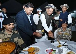 नारायणपुर में सीएम साय ने जवानों से मिलकर बढ़ाया हौसला : सुरक्षा बलों के  साथ किया रात्रि भोज, बस्तर में शांति और विकास का दिया संदेश - Media24 News