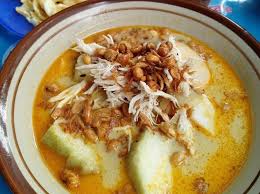 Ada sejarah dari lontong sayur ini. 8 Resep Lontong Sayur Dari Berbagai Daerah Yang Bisa Anda Coba