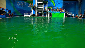 Bir bardak suyu şeffaf görürken neden bir denize veya havuza baktığımızda suyun rengini mavi tonlarında görürüz? Olimpiyatlardaki Atlama Havuzunun Neden Yemyesil Oldugu Ortaya Cikti