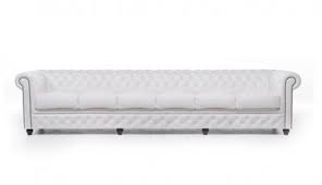 This classic style features a beautifully tufted back and inside arm, simple front rail with button accents, a large rolled shelter arm accented with petite antique bronze nailheads, and an. Weisses Chesterfield 6 Sitzer Sofa 12 Jahre Garantie House Of Chesterfield De