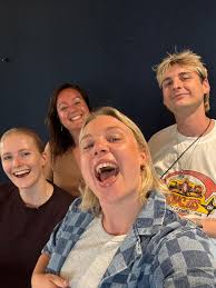 Leuk hoor, die Thunder. Maar zitten er ook nog échte mensen daaro? Ja  tuurlijk, wat dach 'ie dan. Sinds dit jaar zitten we ons met 4 man sterk  suf te brainstormen om