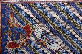 Pilih rok warna putih yang mudah masuk dengan motif batik yang ramai, ya. Di Balik Kecantikan Motif Batik Yogyakarta Tersimpan Banyak Makna Yang Bikin Kamu Berdecak Wow