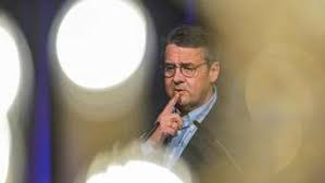 Die deutsche bank sei „eine besondere institution, für die es sich lohnt zu kämpfen, sagte sewing in seiner rede vor gut 4000 anteilseignern in der frankfurter festhalle. Gabriel Verteidigt Wechsel In Deutsche Bank Aufsichtsrat Wirtschaft