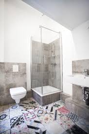 Retrofliese Trifft Modernes Bad Retrofashion Bathroomgoals Fliesen Bad Bunt Schone Badezimmer Badezimmer