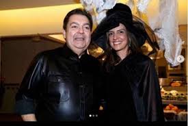 Fausto silva is hospitalized with urinary infection and, for the first time in the history of domingão do faustão, the presenter will have to be replaced in an attraction, which is now being recorded. Em Rara Aparicao Faustao E Clicado Ao Lado Da Esposa Bahia No Ar