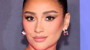 Shay Mitchell's Gross But Relatable Beauty Habit