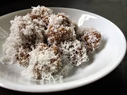 The kuih is a steamed rice cake made with tapioca flour and rice flour flavored with palm sugar and pandan, and eaten with grated coconut. Kueh Ko Swee Kuih Kosui