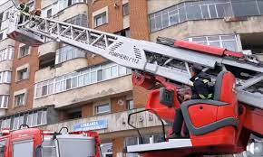 Urmează ancheta cu privire la cauzele acestui incendiu. Incendiu Puternic La Slatina È™apte Copii AfectaÈ›i ToÈ›i Locatarii Au Fost EvacuaÈ›i Video B1 Ro