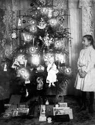 The history of christmas trees goes back to the symbolic use of evergreens in ancient egypt and rome and continues with the german tradition of candlelit christmas trees first brought to america in the 1800s. Victorian Christmas Probably Late 1800s Maybe Early 1900s Victorian Christmas Tree Christmas Pictures Vintage Victorian Christmas