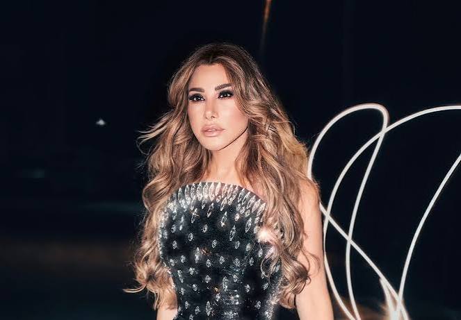 خاص نحنا – نجوى كرم تستعد لقلب الطاولة.. أغنيات جديدة ولوك جديد ومرحلة  مختلفة | Ne7na Magazine