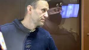 Russian opposition leader losing feeling in hands as concerns for his medical care in prison grow. Rosja Policjant A Za Nim Portret Putina Zdjecie Z Procesu Aleksieja Nawalnego Sprzedane Za 2 Mln Rubli Wiadomosci Ze Swiata Gazeta Pl