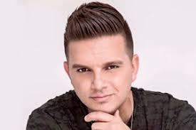 Omar Acedo Omar Rafael Acedo Sánchez (Maracaibo, 21 de febrero de 1984) es  un cantante, compositor, productor y locutor venezolano. Inició su carrera  con la orquesta Salserín, luego siguió con la agrupación