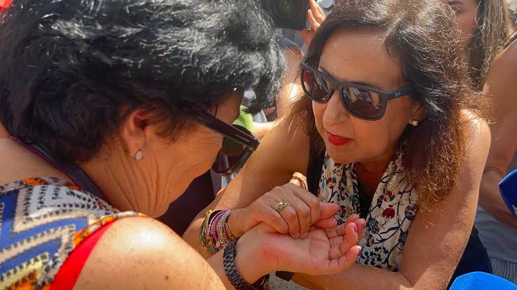 Una vecina estalla entre lágrimas ante Robles por el abandono del Gobierno  a Ceuta: «¡Tengo miedo, he tenido que coger un cuchillo!»