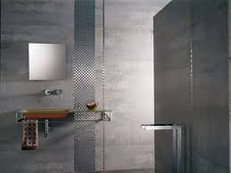 Oggi il mosaico è stato praticamente reinventato grazie anche all'utilizzo di nuovi ed esclusivi materiali con cui possono essere realizzati dei bagni moderni, dove lo stile minimale può contrastare con i giochi di luci e colore, oltre che di design, che le piastrelle del mosaico possono donare a seconda della loro scelta. Pin En Bathrooms