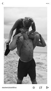Na jaře se se svým manželem kryštofem. Beach Love Cuterelationshipgoalsboyfriendsideas Relationship Goals Pictures Couple Goals Cute Couples Goals