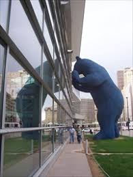 The big blue bear that peers into denver's convention center was created by du professor lawrence argent. Big Blue Bear Denver Colorado Bear Statues On Waymarking Com
