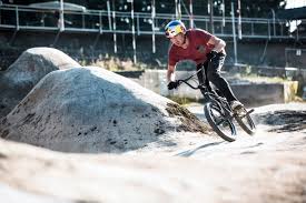 Bmx'er botst op overstekende official. Freestyle Park En De Olympische Spelen Knwu