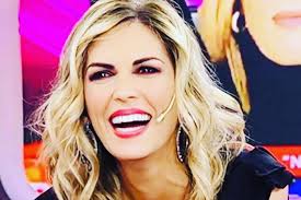 Jaaa lo sigo teniendo marce, pero duele como la. No Se Da Por Vencida Vuelve Viviana Canosa Con Un Polemico Programa Tras