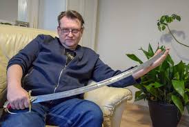 Kryminalni − dariusz tomecki (odc. Od Dziecinstwa Sluchal Opowiesci O Szablach Dziadka Ulana Marek Niedzwiecki Z Zurawicy Kolo Przemysla W Koncu Zaczal Je Wyrabiac Plus Nowiny24 Pl