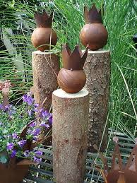 Als stallfenster in ihrem holzschuppen gibt es ihrem garten den flair der ländlichen idylle des country garden. Tolle Gartendeko Konig Auf Baumstamm Holz Eisen Rost 2 Grossen Eisendeko Garten Deko Rost Deko Garten Gartenfiguren