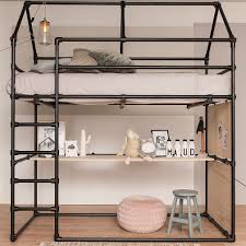 hoogslaper met bureau van zwarte steigerbuis en zwarte buiskoppelingen bedroom design industrial loft beds home