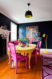 Idee Deco Salle A Manger Ou La Deco Murale Coloree Prend Vie Deco Salle A Manger Deco Maison Decoration Interieure