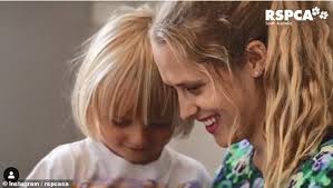 Pregnant Teresa Palmer and her family adopts a pair of kittens