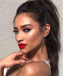 Celebrities Wearing Red Lipstick And Blue Eye Makeup Celebrity Makeup Going Out Makeup Makeup Looks