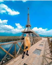 Paris van java menawarkan beragam keseruan dan pengalaman baru untuk teman traveler yang datang berkunjung. Serasa Di Paris Ini 5 Tempat Wisata Di Indonesia Yang Juga Punya Menara Eiffel Kumparan Com